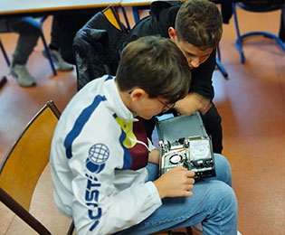 club informatique des ados mené par le tiers lieu alternativ un service de la fol83