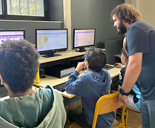 club informatique des ados mené par le tiers lieu alternativ un service de la fol83